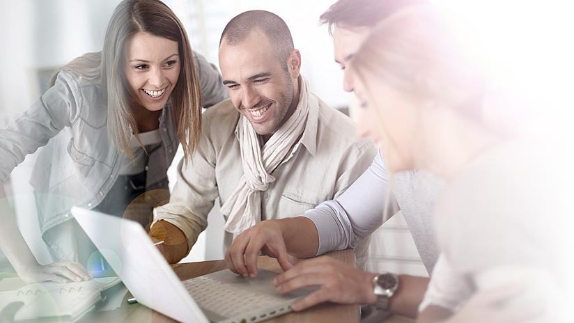 Equipo de trabajo revisando una solución en una laptop